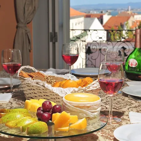 Localtraveling Chiado Trindade